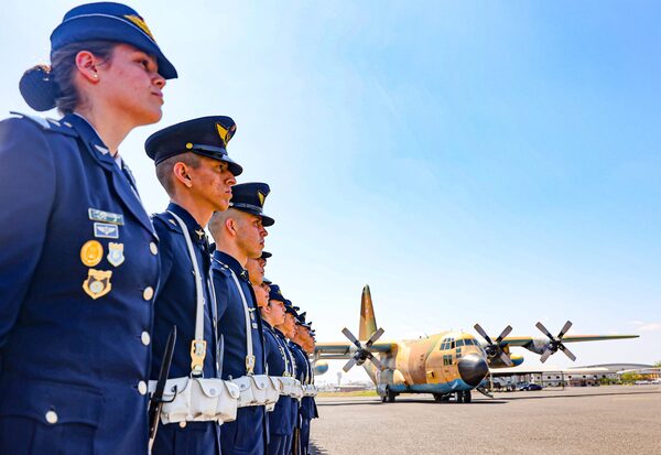 Paraguay brindó reconocimiento a tripulación del avión hidrante uruguayo que ayudó a combatir incendios forestales - .::Agencia IP::.