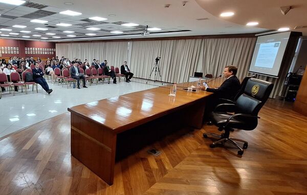 Continuó Diplomado Especializado en el Fuero Civil y Comercial