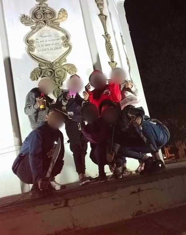 Jóvenes Posan con Machetillos en Plaza Pública y Uno es Detenido tras Persecución Policial
