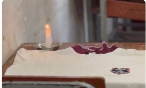 (VIDEO) Con vela encendida en su lugar de la escuela, recordaron a peloterito y exigieron justicia