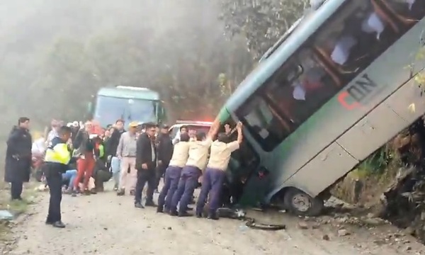 Bus turístico se accidenta en la carretera hacia Machu Picchu - OviedoPress