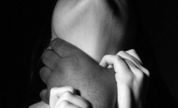 Imputan a hombre que golpeó e intentó asfixiar a su esposa