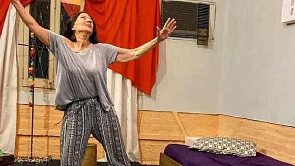 Carmen Coraje llega en puesta teatral poética y emotiva