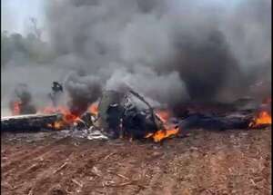 AUDIO: Avioneta se estrella en Caazapá: investigan si el incendio fue intencional - Periodísticamente - ABC Color