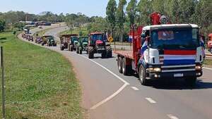 Más de 50 camiones y tractores van en caravana rumbo a Asunción para exigir que se priorice el alcohol carburante en el país - Nacionales - ABC Color