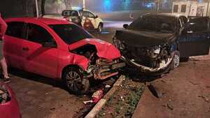 Joven embiste con vehículo a dos automóviles estacionados en Ciudad del Este