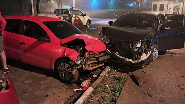 Joven embiste con vehículo a dos automóviles estacionados en Ciudad del Este