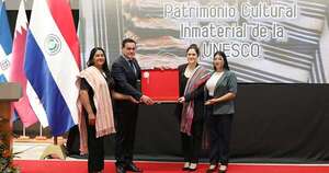 La Nación / Cancillería entregó el certificado oficial del Poncho Para´i a la Secretaría Nacional de Cultura