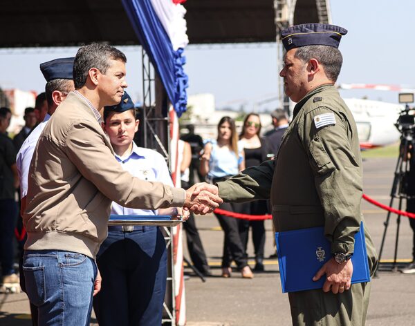Presidente Peña condecora a tripulación uruguaya por apoyo en combate a incendios forestales