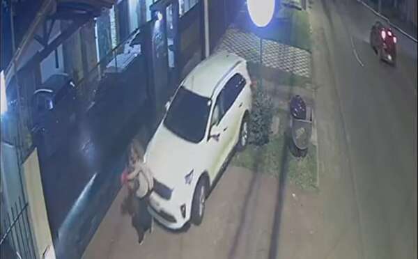 Video: un hombre atropelló a su pareja y los vecinos la salvaron - Policiales - ABC Color