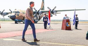 La Nación / Peña despide a pilotos uruguayos y agradece la ayuda brindada por Uruguay
