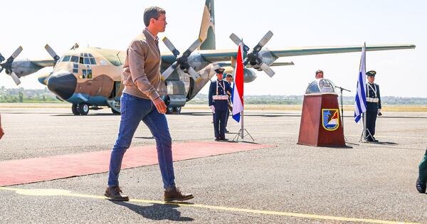 La Nación / Peña despide a pilotos uruguayos y agradece la ayuda brindada por Uruguay