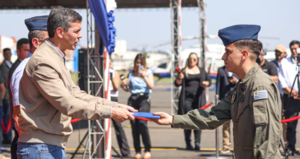 Homenajean a la tripulación del avión uruguayo que ayudó a combatir incendios en el Chaco