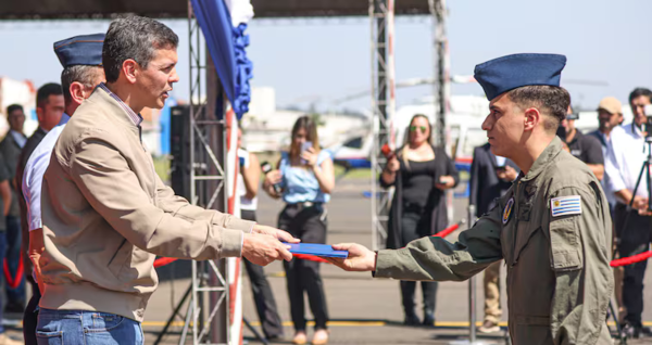 Homenajean a la tripulación del avión uruguayo que ayudó a combatir incendios en el Chaco