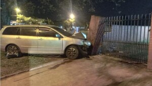 Enfermero en estado etílico choca contra la muralla de una iglesia en Encarnación
