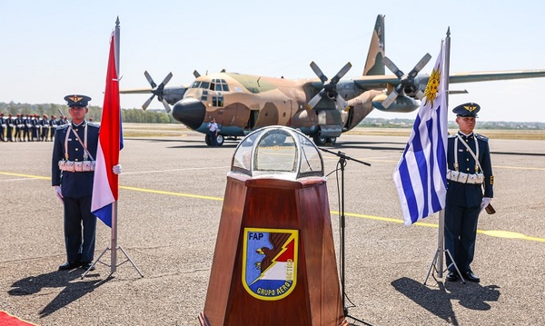 Reconocen a tripulación del avión hidrante uruguayo que ayudó a combatir incendios forestales