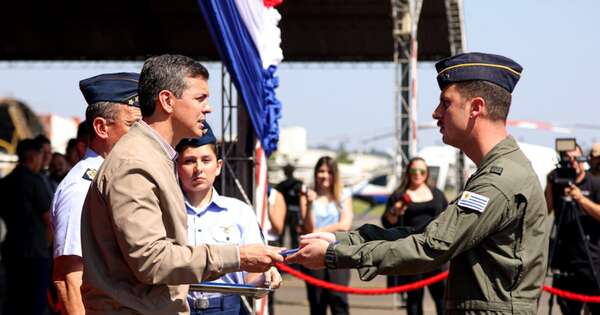 La Nación / Reconocen a tripulantes de la aeronave uruguaya