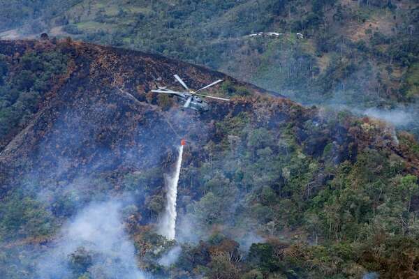 Perú despliega militares y aeronaves para combatir numerosos incendios forestales - Mundo - ABC Color