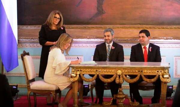 Escribana Mayor de Gobierno sigue en el cargo pese a que feneció su mandato - Política - ABC Color