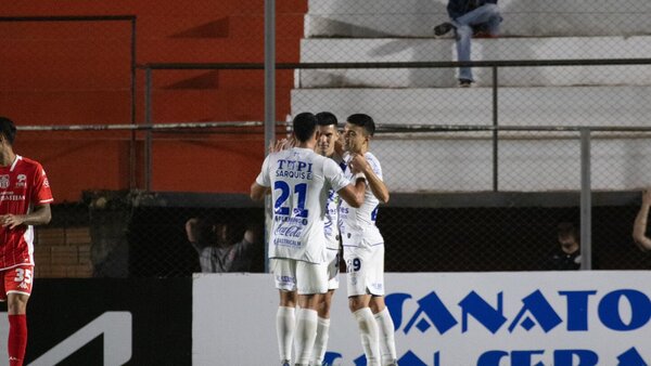 La V recibe a un pálido Sol
