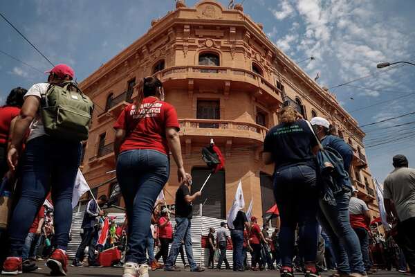 Evolución del salario docente vs sueldo mínimo legal: estas son las asombrosas cifras - Economía - ABC Color