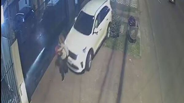 Hombre atropelló a su pareja en plena calle