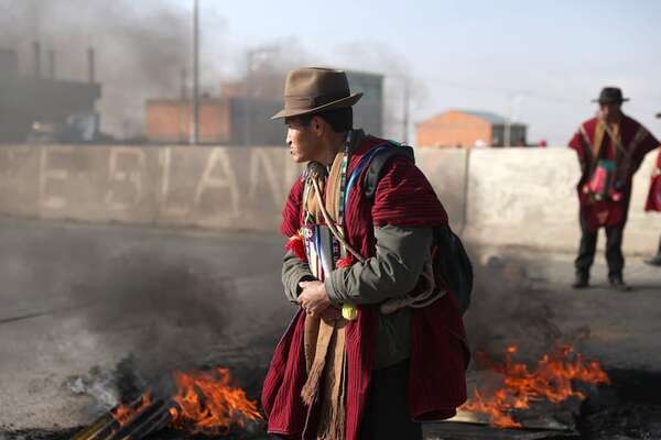 Afines al expresidente Morales protestan con cierre de ruta entre Bolivia y Perú - Mundo - ABC Color