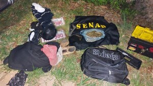 Asaltantes abandonan vehículos y uniformes utilizados para montar barrera falsa en Caacupé