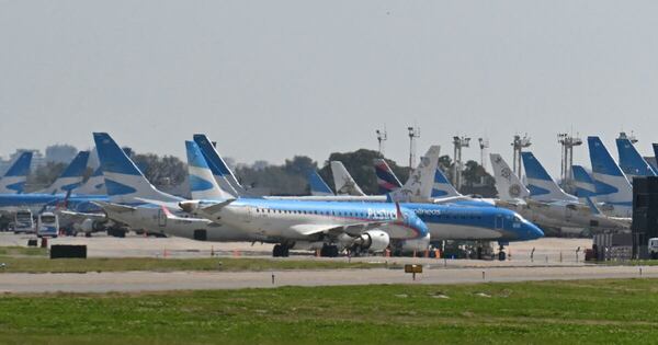 La Nación / Argentina: obligan a aerolíneas a garantizar 50 % del servicio durante huelgas
