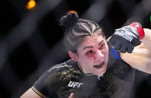 (VIDEO) ¡Luchadora sufre aterrador corte en la cara!