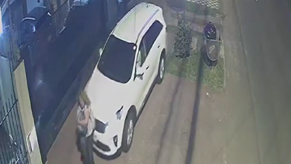 Video: Hombre intenta atropellar a su pareja, huye y luego es detenido por la Policía