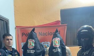Capturan a personas con varias armas en su vehículo