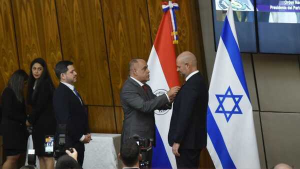 Diputados da máxima distinción al presidente del Congreso de Israel, Amir Ohana