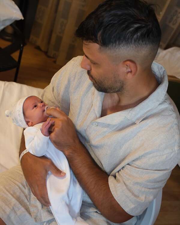 El “Kun” Agüero compartió tiernas postales de su recién nacida Olivia - Gente - ABC Color
