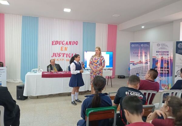 Activa participación de estudiantes en charla de la Secretaría de Educación en Justicia
