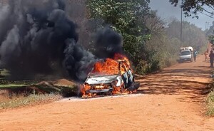 Automóvil se incendia en plena marcha en Tavapy