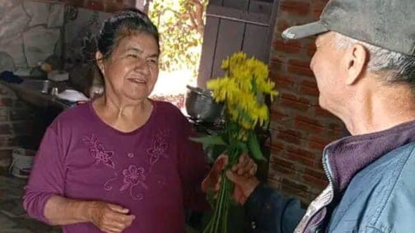 Sorprendió al amor de su vida con flores amarillas