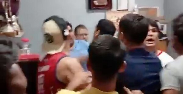 Versus / El campeón de la "C": Feroz pelea entre jugadores y directivos del Sportivo Iteño