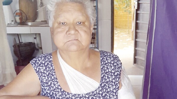 Se quemó con aceite caliente y su patrón la dejó encerrada, denunció
