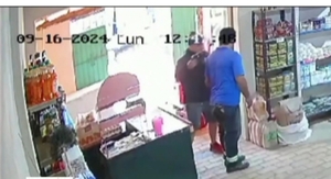 (VIDEO)Motochorros asaltaron despensa y de paso a distribuidores de “leche”