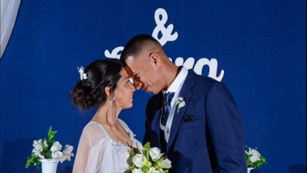 Se casó el arquero que propuso matrimonio en la cancha luego de clasificar