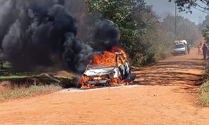 Vehículo totalmente incinerado en Tavapy II