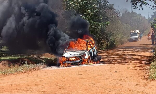 Vehículo totalmente incinerado en Tavapy II