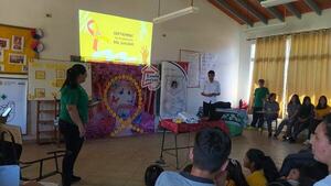 Adolescentes participan de charla educativa sobre prevención del suicidio