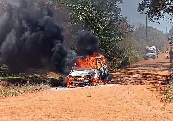 Tavapy: vehículo se incineró en plena marcha - ABC en el Este - ABC Color