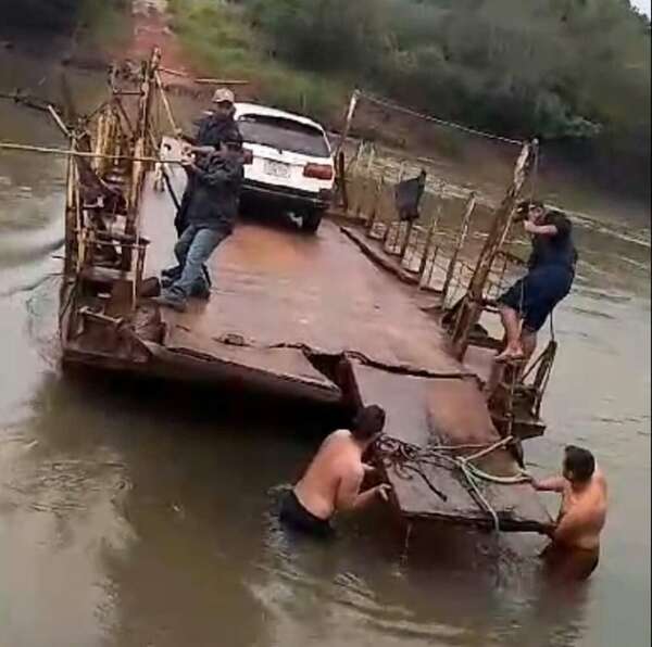 Vecinos recurren a peligrosas maniobras para cruzar el río Monday en una precaria balsa - ABC en el Este - ABC Color