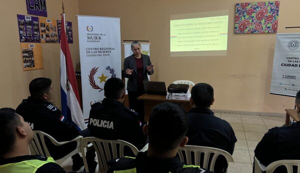 Capacitación a policías en el Centro Regional de CDE