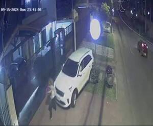 [VIDEO] Cámaras grabaron cómo un hombre atropelló a su pareja