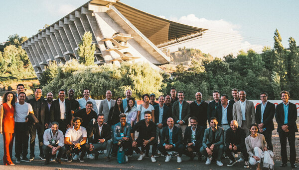 Versus / Presencia franjeada en un prestigioso evento de la FIFA
