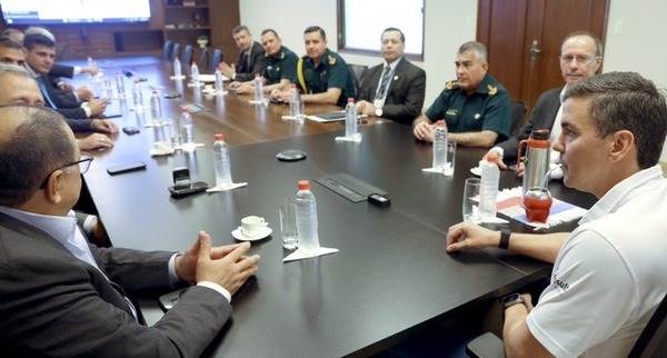 Gobierno despliega bomberos forestales para evitar que el fuego se siga propagando en el Chaco - ADN Digital
